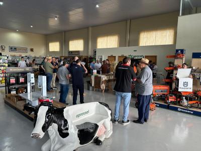 Loja Agropecuária Coprossel celebra 1º ano em Laranjeiras do Sul